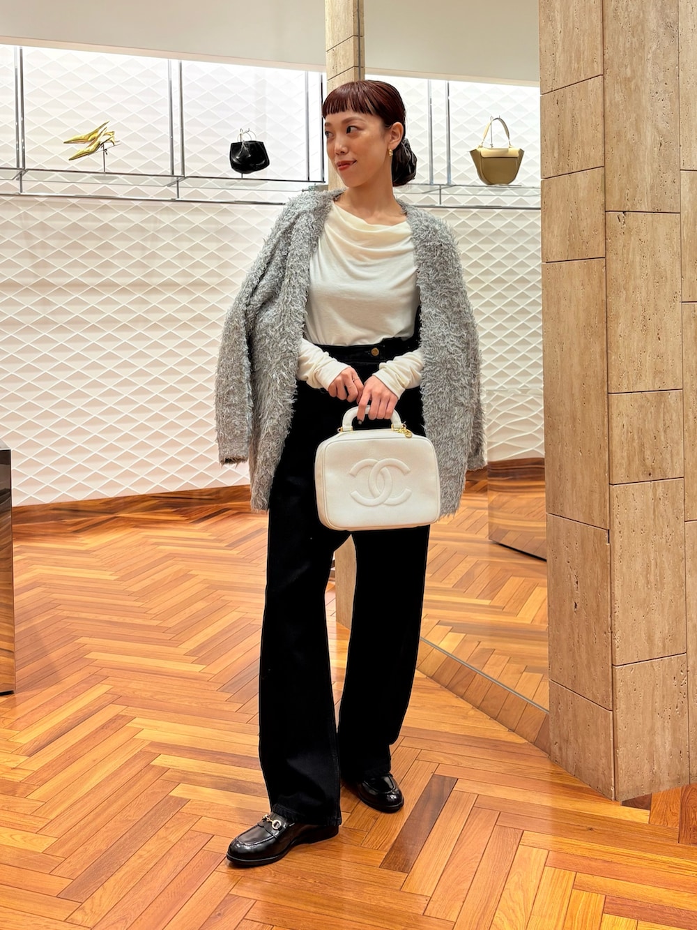 ホワイト系のTシャツ/カットソー、ブラック系のデニムパンツ、ブラック系のローファーを着用したレディースの秋コーディネートの4枚目の写真