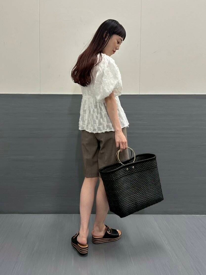 「大人カジュアル、きれいめカジュアル、ブラウス、シアー、newarrival、ハーフパンツ、ROSSO、ジャガード、オンオフ兼用、骨格ウェーブ、30代前半、きれいめ、イエベ秋、ウェーブ×イエベ秋、明日着たい服」｜「URBAN RESEARCH ROSSO WOMENのリネンライクハーフパンツ（その他パンツ、ブラウン系）」を使った、ayaka kawaharadaさん（レディース・164cm）の夏コーディネートの2枚目の写真