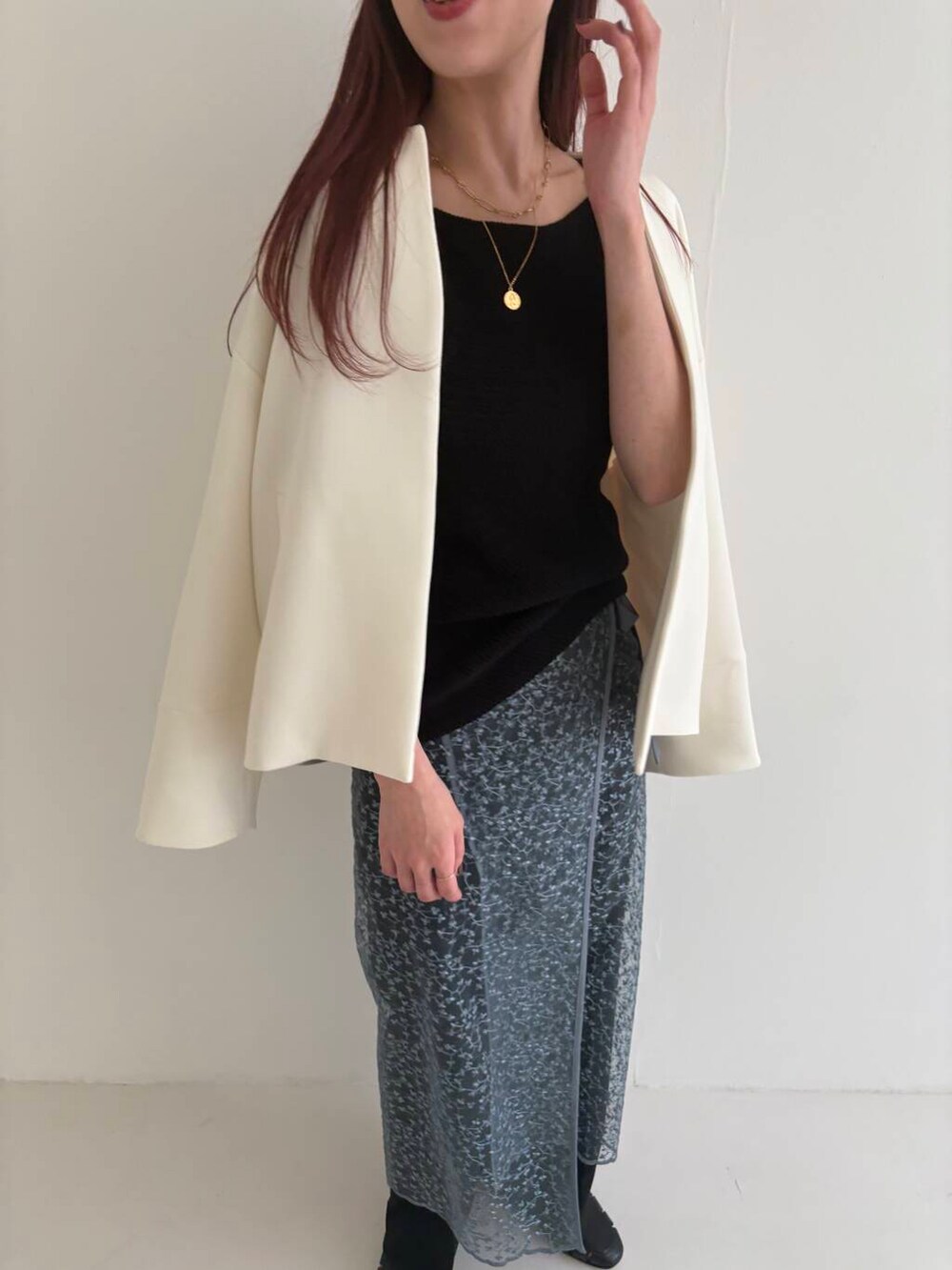 「モード、きれいめカジュアル、レイヤードスタイル、春コーデ、春アウター、レーススカート、巻きスカート、トレンドコーデ、ur_rosso、レースアイテム、明日着たい服、やや寒い、春のジャケットスタイル、urbanreseaschrosso」｜「URBAN RESEARCH ROSSO WOMENのUVカットトリプルクロスショートコート（ノーカラージャケット、ホワイト系）」を使った、ayaka kawaharadaさん（レディース・164cm）の冬コーディネートの5枚目の写真