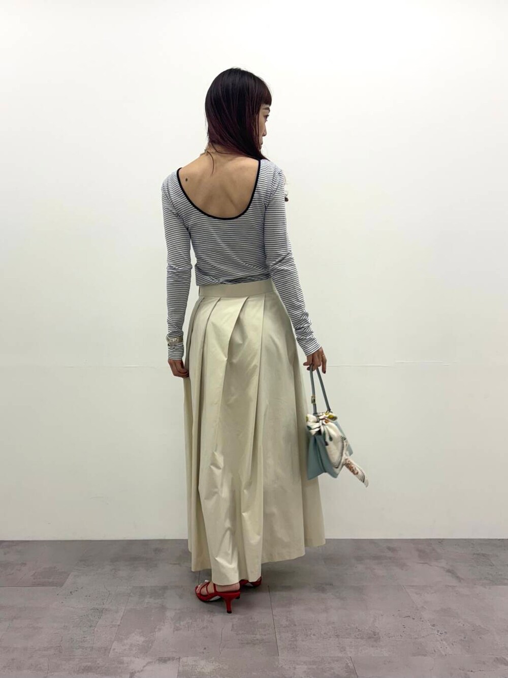 「大人カジュアル、カジュアル、きれいめカジュアル、ロンT、ボーダー、なりたい今日になれる服、春コーデ、ROSSO、urbanresearchrosso、バックオープン、トレンドコーデ、アーバンリサーチロッソ、ur_rosso、骨格ウェーブ、30代前半」｜「URBAN RESEARCH ROSSO WOMENのGREEN BUTTER　Two-way Stripe Patch T-shirts（Tシャツ/カットソー、ブルー系）」を使った、ayaka kawaharadaさん（レディース・164cm）の冬コーディネートの3枚目の写真