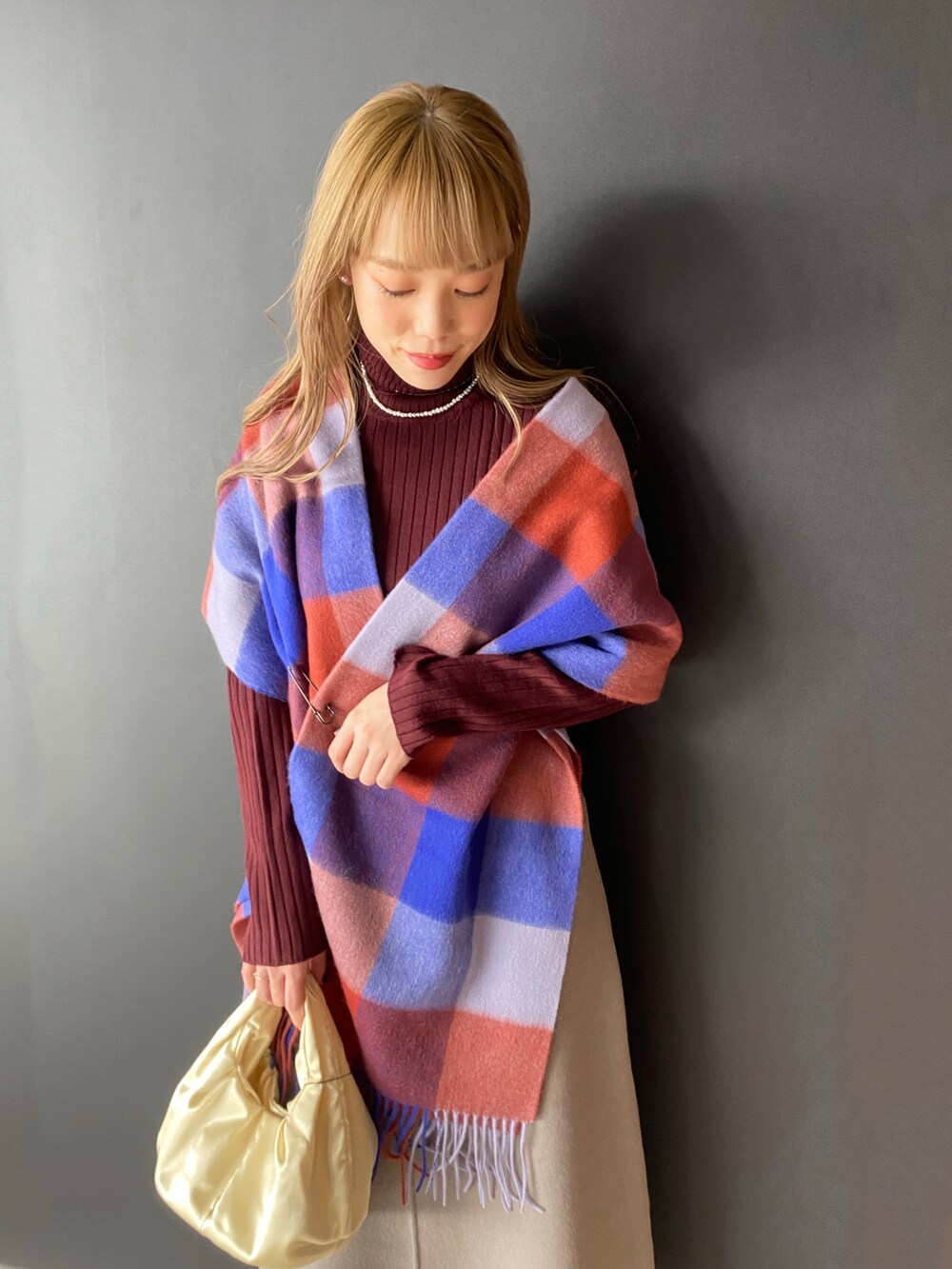 「大人カジュアル、きれいめカジュアル、オトナ女子、デート、ブラウンコーデ、ストール、tweedmill、URBAN RESEARCH、URBAN RESEARCH ROSSO、ROSSO、フレアスカート、リバーシブル、モテ、チェック柄、girl」｜「URBAN RESEARCHのサテンミニバッグ（ハンドバッグ、イエロー系）」を使った、ayaka kawaharadaさん（レディース・164cm）の冬コーディネートの2枚目の写真