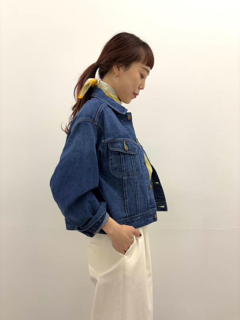 「lee、大人カジュアル、デニム、カジュアル、別注、きれいめカジュアル、なりたい今日になれる服、春コーデ、春アウター、ROSSO、Gジャン、デニムジャケット、urbanresearchrosso、トレンドコーデ、アーバンリサーチロッソ」｜「Leeの『別注』Lee101×ROSSO　SHORT JACKET（デニムジャケット、ブルー系）」を使った、ayaka kawaharadaさん（レディース・164cm）の冬コーディネートの2枚目の写真