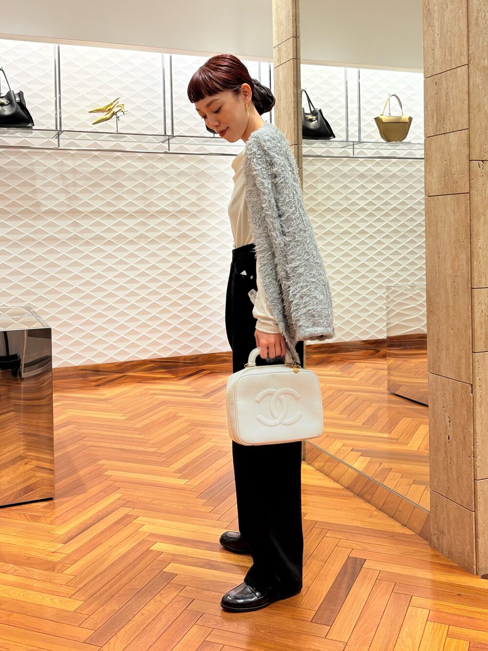 ホワイト系のTシャツ/カットソー、ブラック系のデニムパンツ、ブラック系のローファーを着用したレディースの秋コーディネートの5枚目の写真