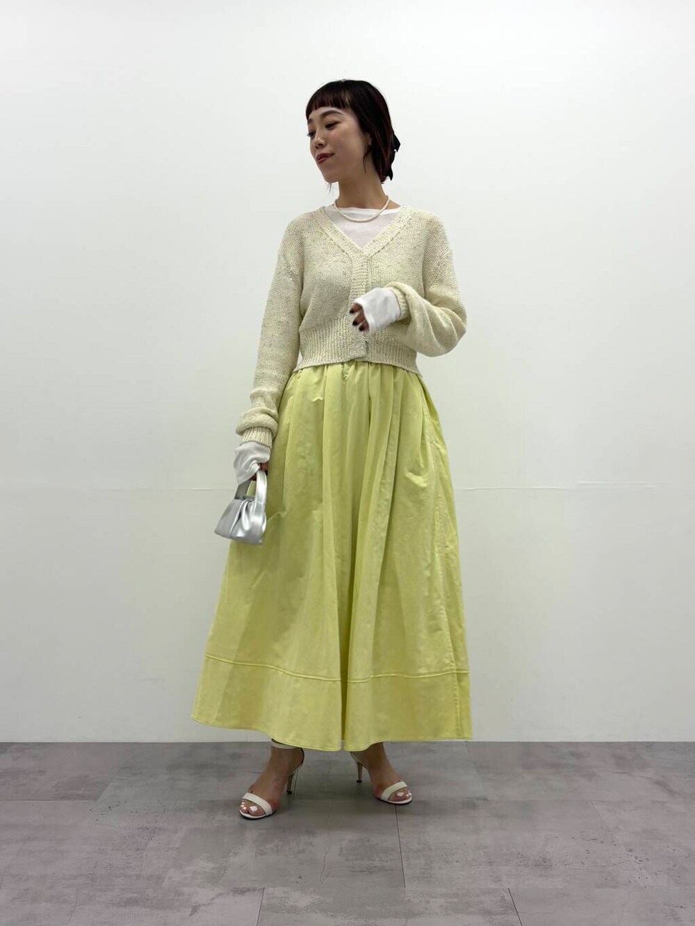 「カーディガン、大人カジュアル、フレアスカート、きれいめカジュアル、ショート丈、シアー、春コーデ、newarrival、ROSSO、urbanresearchrosso、ショートカーディガン、オンオフ兼用、骨格ウェーブ、30代前半、イエベ秋」｜「URBAN RESEARCH ROSSO WOMENのラメミックスショートカーディガン（カーディガン/ボレロ、ホワイト系）」を使った、ayaka kawaharadaさん（レディース・164cm）の冬コーディネートの4枚目の写真