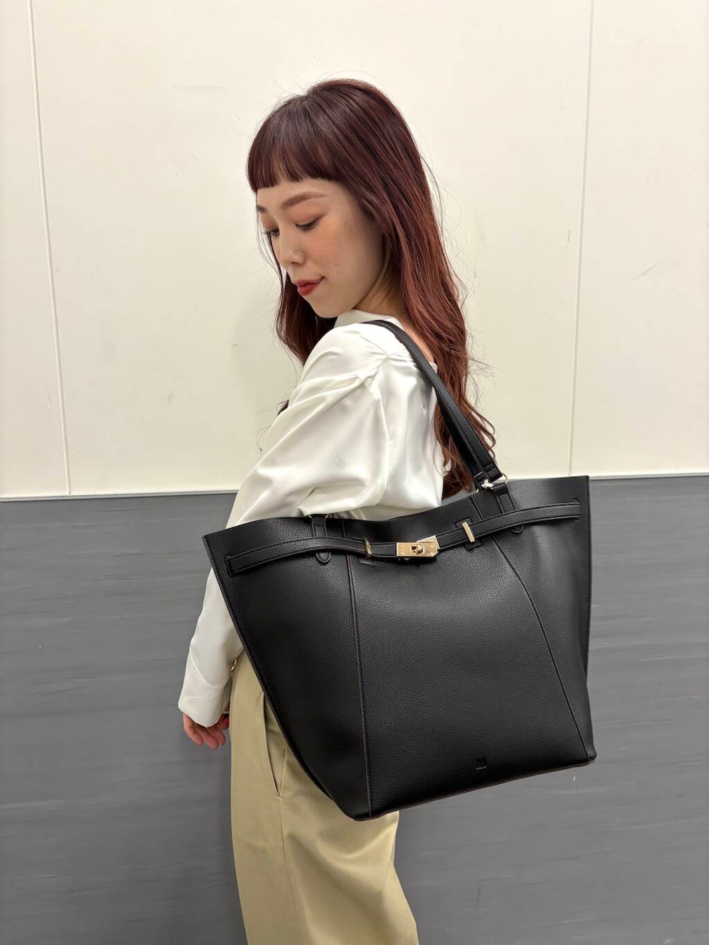 ayaka kawaharadaさんの「ドレープネックサテンブラウス（URBAN RESEARCH ROSSO WOMEN）」を使ったコーディネートの7枚目の写真