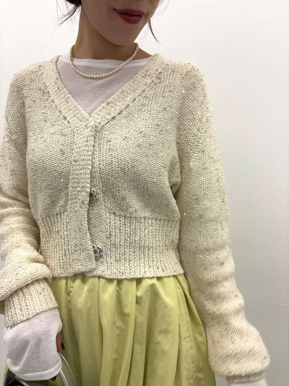 「カーディガン、大人カジュアル、フレアスカート、きれいめカジュアル、ショート丈、シアー、春コーデ、newarrival、ROSSO、urbanresearchrosso、ショートカーディガン、オンオフ兼用、骨格ウェーブ、30代前半、イエベ秋」｜「URBAN RESEARCH ROSSO WOMENのラメミックスショートカーディガン（カーディガン/ボレロ、ホワイト系）」を使った、ayaka kawaharadaさん（レディース・164cm）の冬コーディネートの5枚目の写真