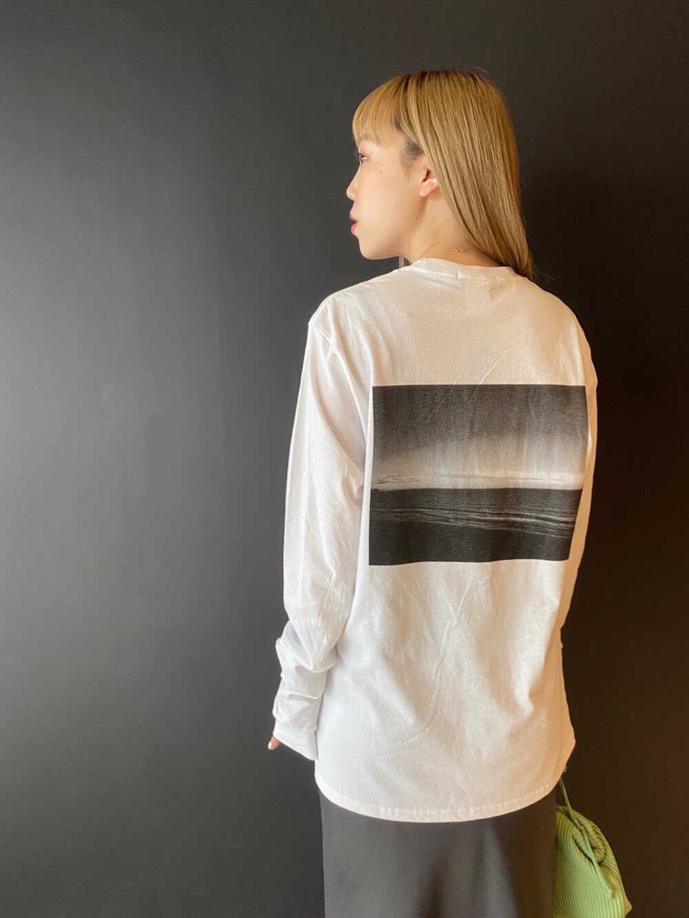 ホワイト系のTシャツ/カットソー、グレー系のスカート、ベージュ系のその他シューズを着用したレディースの冬コーディネートの2枚目の写真