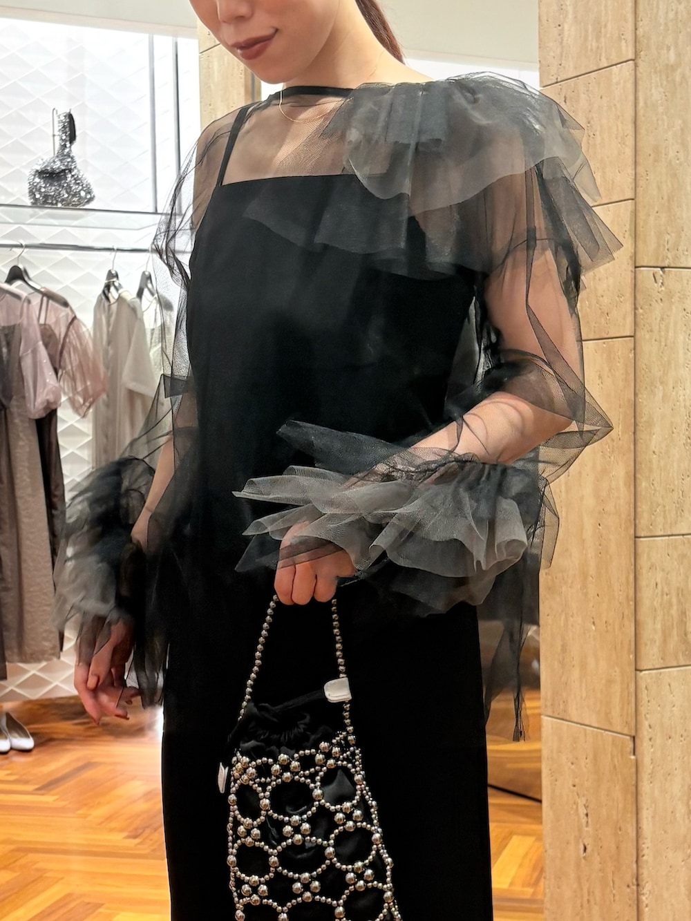 「ドレス、ドレスアップ、ドレスコーデ、結婚式、結婚式二次会スタイル、結婚式 ワンピース、結婚式コーデ、結婚式スタイル、結婚式2次会、結婚式お呼ばれ、結婚式 ドレス、アーバンリサーチロッソ、ROSSO、ROSSOドレス、お呼ばれコーデ」｜「URBAN RESEARCH ROSSO WOMENのビーズデザインハンドバッグ（ハンドバッグ、ブラック系）」を使った、ayaka kawaharadaさん（骨格ウェーブ・レディース・164cm）の夏コーディネートの3枚目の写真