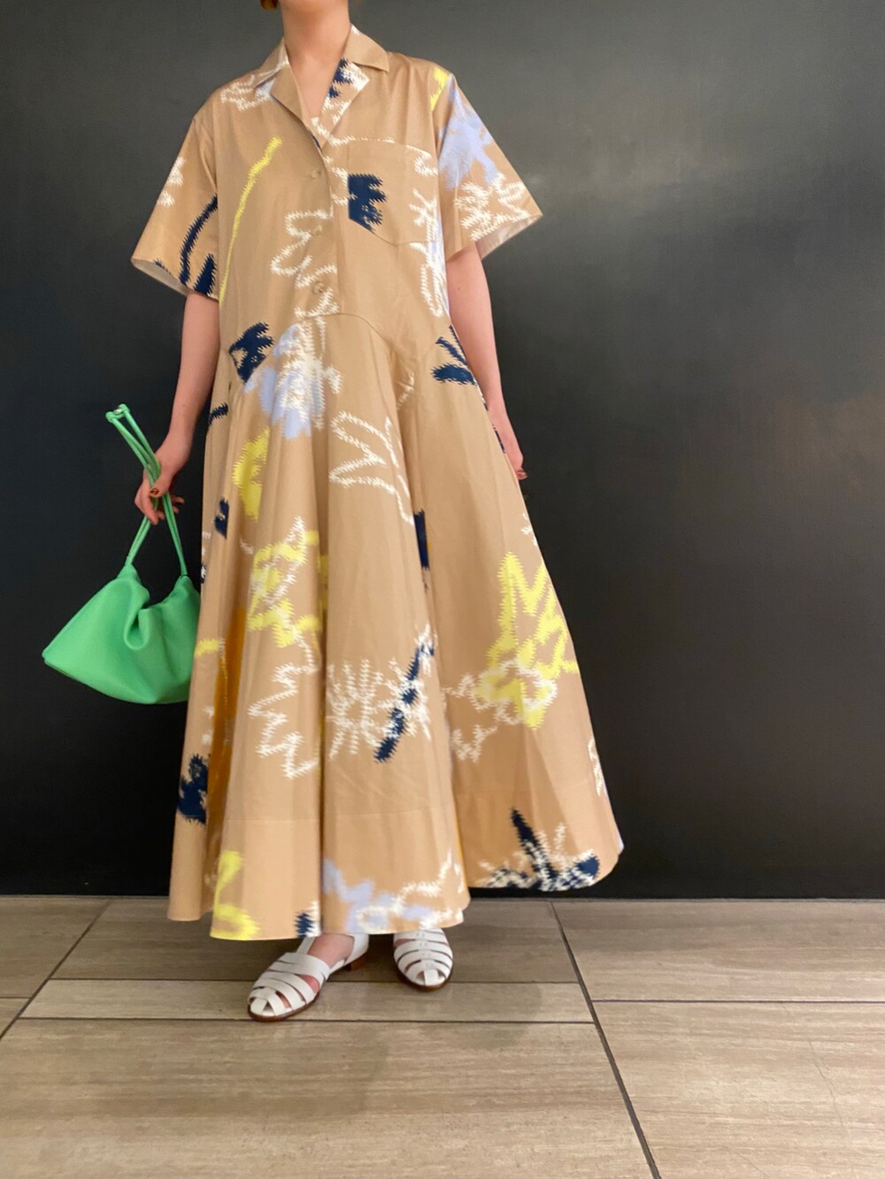 ベージュ系のワンピース/ドレス、ベージュ系のバッグ、ホワイト系のシューズを着用したレディースの春コーディネートの4枚目の写真