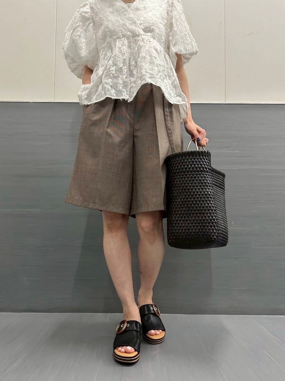 「大人カジュアル、きれいめカジュアル、ブラウス、シアー、newarrival、ハーフパンツ、ROSSO、ジャガード、オンオフ兼用、骨格ウェーブ、30代前半、きれいめ、イエベ秋、ウェーブ×イエベ秋、明日着たい服」｜「URBAN RESEARCH ROSSO WOMENのリネンライクハーフパンツ（その他パンツ、ブラウン系）」を使った、ayaka kawaharadaさん（レディース・164cm）の夏コーディネートの6枚目の写真