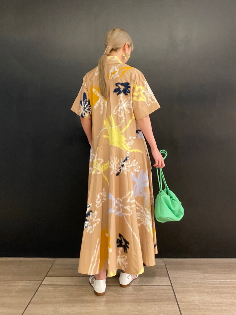 ベージュ系のワンピース/ドレス、ベージュ系のバッグ、ホワイト系のシューズを着用したレディースの春コーディネートの3枚目の写真