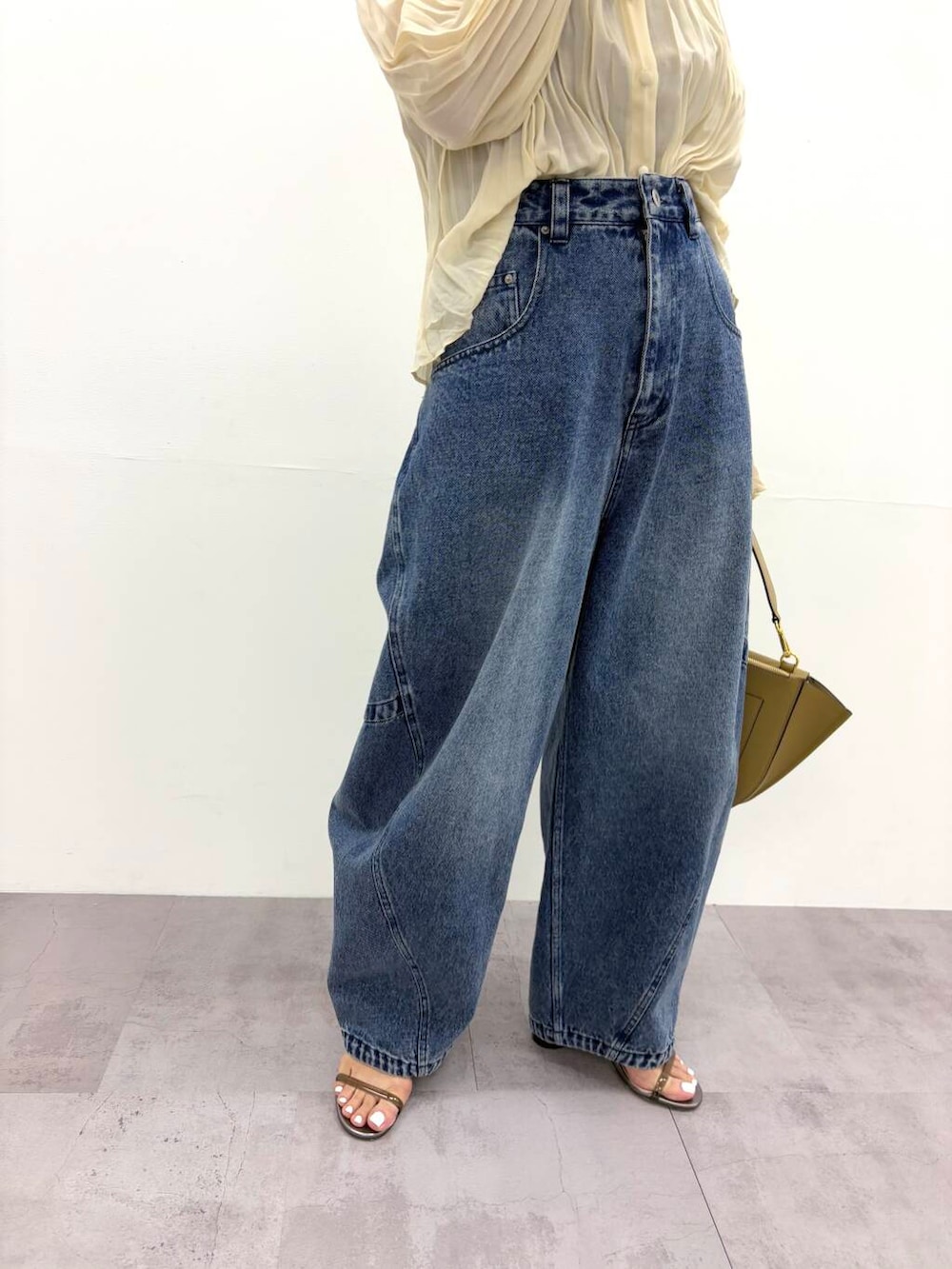 「大人カジュアル、デニム、カジュアル、きれいめカジュアル、ブラウス、なりたい今日になれる服、春コーデ、ROSSO、プリーツ、コクーンパンツ、urbanresearchrosso、トレンドコーデ、アーバンリサーチロッソ、ur_rosso、骨格ウェーブ」｜「URBAN RESEARCH ROSSO WOMENのコクーンフォルムデニムパンツ（デニムパンツ、ブルー系）」を使った、ayaka kawaharadaさん（レディース・164cm）の冬コーディネートの8枚目の写真