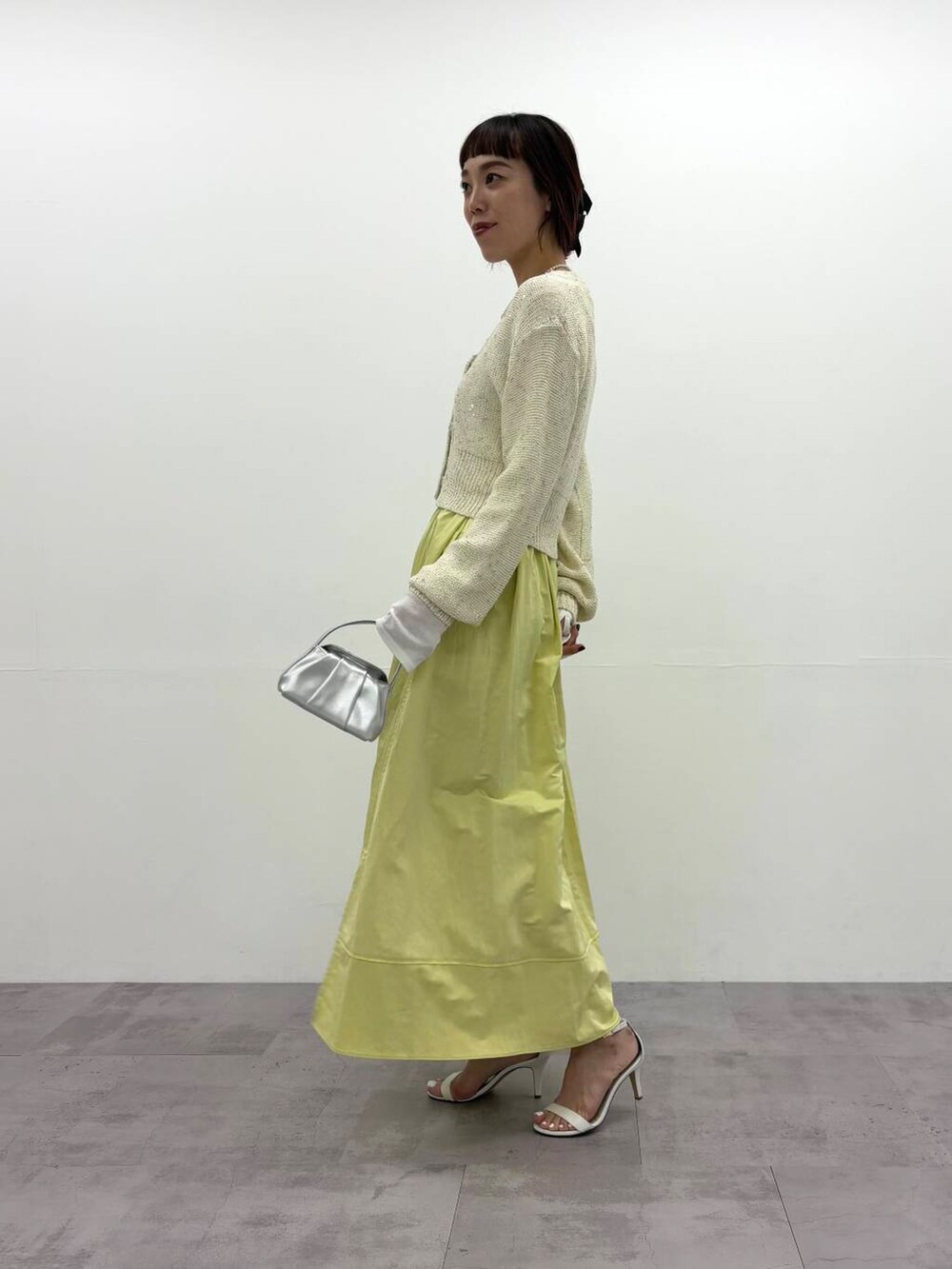 「カーディガン、大人カジュアル、フレアスカート、きれいめカジュアル、ショート丈、シアー、春コーデ、newarrival、ROSSO、urbanresearchrosso、ショートカーディガン、オンオフ兼用、骨格ウェーブ、30代前半、イエベ秋」｜「URBAN RESEARCH ROSSO WOMENのラメミックスショートカーディガン（カーディガン/ボレロ、ホワイト系）」を使った、ayaka kawaharadaさん（レディース・164cm）の冬コーディネートの2枚目の写真