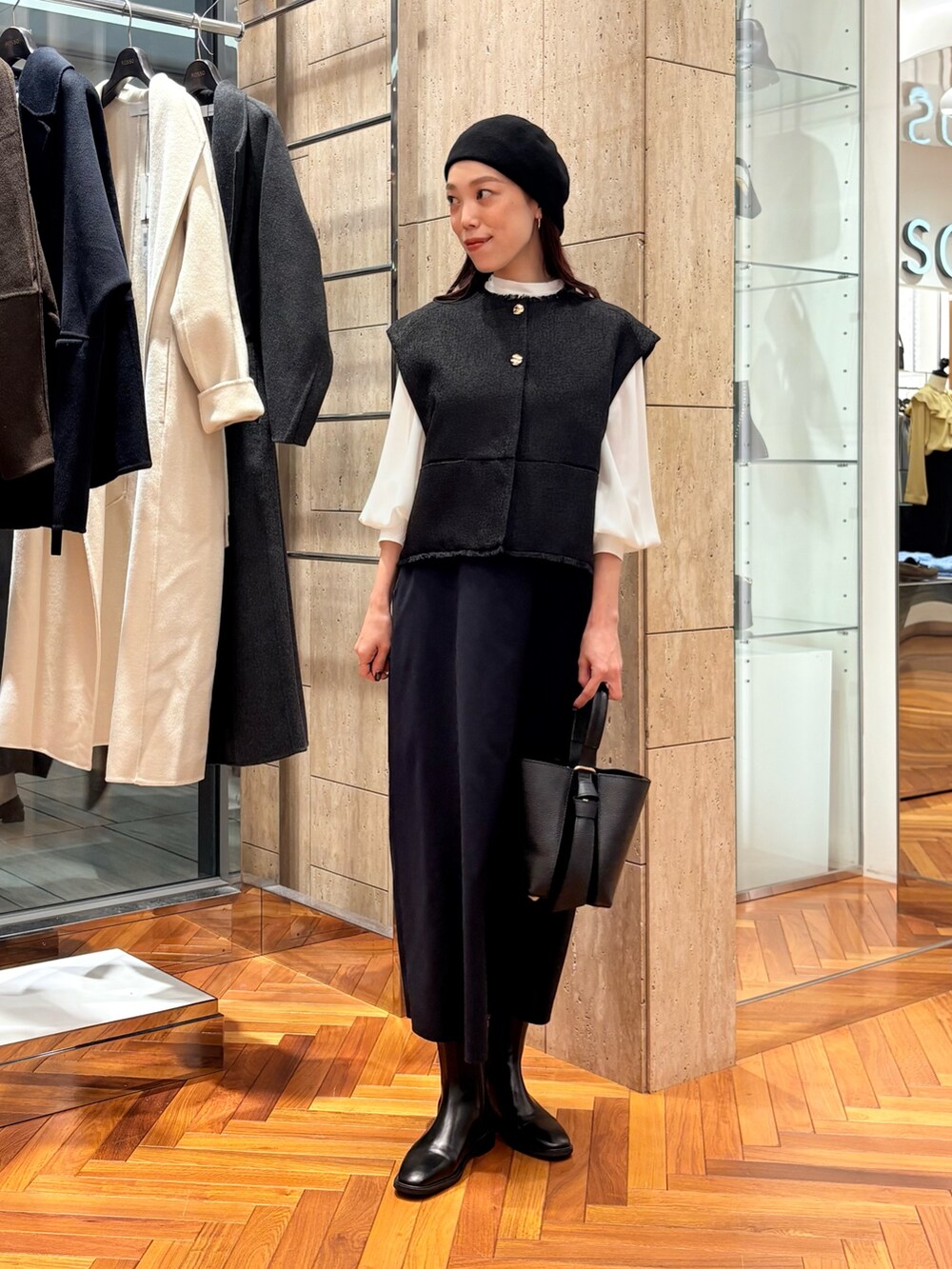 ブルー系のワンピース、ブラック系のブーツ、ホワイト系のシャツ/ブラウスを着用したレディースの秋コーディネートの4枚目の写真