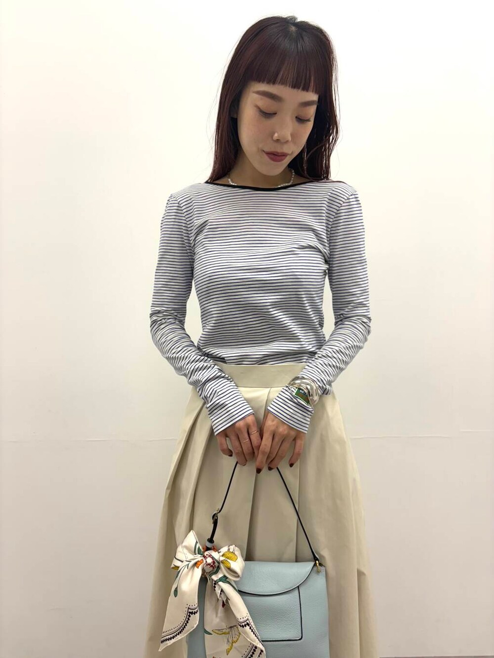 「大人カジュアル、カジュアル、きれいめカジュアル、ロンT、ボーダー、なりたい今日になれる服、春コーデ、ROSSO、urbanresearchrosso、バックオープン、トレンドコーデ、アーバンリサーチロッソ、ur_rosso、骨格ウェーブ、30代前半」｜「URBAN RESEARCH ROSSO WOMENのGREEN BUTTER　Two-way Stripe Patch T-shirts（Tシャツ/カットソー、ブルー系）」を使った、ayaka kawaharadaさん（レディース・164cm）の冬コーディネートの4枚目の写真