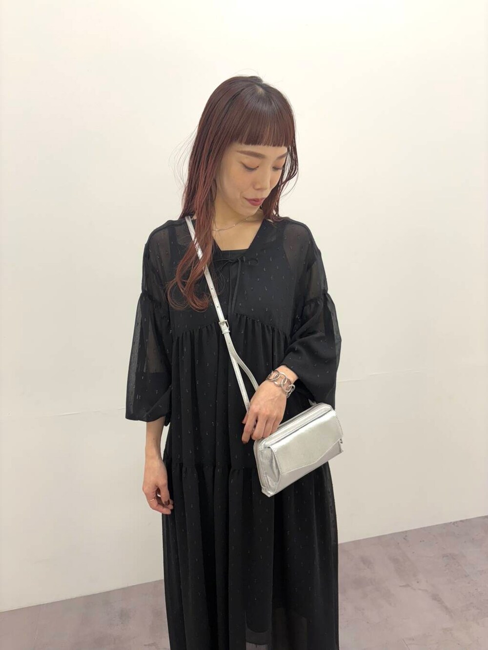 ブラック系のワンピース、シルバー系のショルダーバッグ、イエロー系のその他パンツを着用したレディースの春コーディネートの7枚目の写真