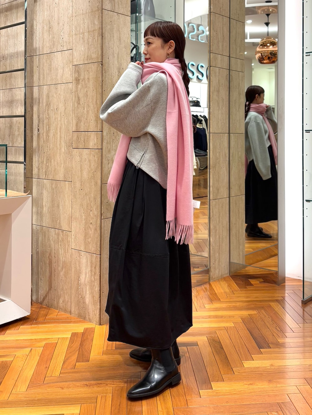 グレー系のTシャツ/カットソー、ブラック系のスカート、その他のハンドバッグを着用したレディースの秋コーディネートの2枚目の写真