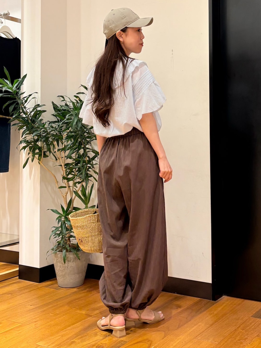 ブルー系のシャツ/ブラウス、ブラウン系のその他パンツ、ベージュ系のサンダルを着用したレディースの夏コーディネートの3枚目の写真