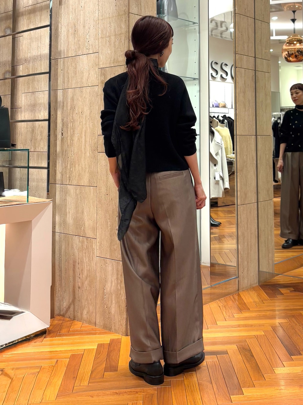 ブラック系のカーディガン/ボレロ、ブラウン系のその他パンツ、ブラック系のローファーを着用したレディースの秋コーディネートの3枚目の写真