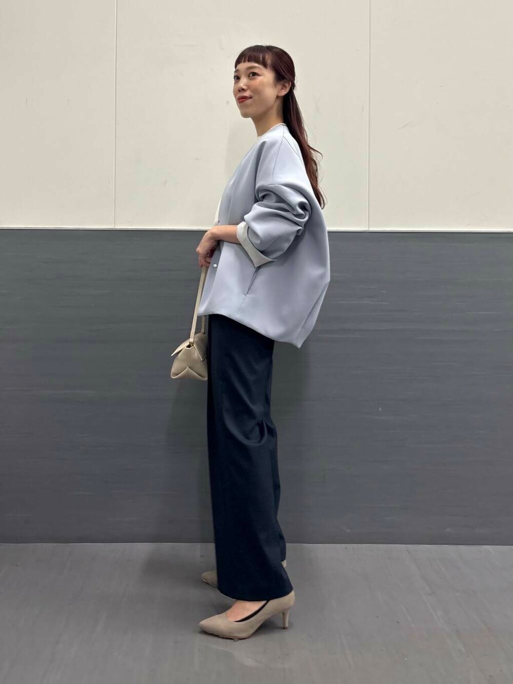「ワイドパンツ、ジャケット、アウター、ブラウス、春コーデ、セレモニースタイル、春アウター、newarrival、ROSSO、オンオフ兼用、ショート丈アウター、骨格ウェーブ、30代前半、きれいめ、イエベ秋」|「URBAN RESEARCH ROSSO WOMENの『MADE IN JAPAN』オリジナルスウェードパンプス(パンプス、ブラウン系)」を使った、ayaka kawaharadaさん(レディース・164cm)の春コーディネートの2枚目の写真