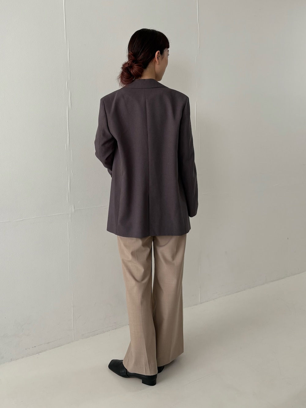 グレー系のその他アウター、レッド系のTシャツ/カットソー、ベージュ系のその他パンツを着用したレディースの秋コーディネートの2枚目の写真