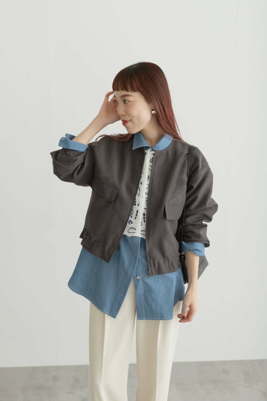 「大人カジュアル、ワイドパンツ、カジュアル、アウター、きれいめカジュアル、レイヤード、ブルゾン、ショート丈、シアー、春コーデ、春アウター、スポーティー、newarrival、トレンド、ROSSO」|「URBAN RESEARCH ROSSO WOMENのステッチデザインデニムシャツ(シャツ/ブラウス、ブルー系)」を使った、ayaka kawaharadaさん(レディース・164cm)の冬コーディネートの4枚目の写真