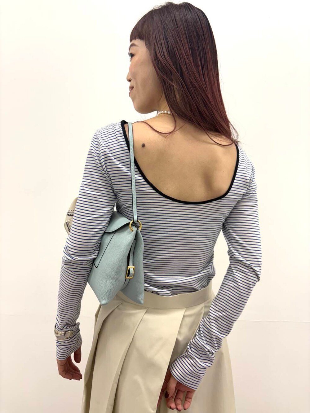 「大人カジュアル、カジュアル、きれいめカジュアル、ロンT、ボーダー、なりたい今日になれる服、春コーデ、ROSSO、urbanresearchrosso、バックオープン、トレンドコーデ、アーバンリサーチロッソ、ur_rosso、骨格ウェーブ、30代前半」｜「URBAN RESEARCH ROSSO WOMENのGREEN BUTTER　Two-way Stripe Patch T-shirts（Tシャツ/カットソー、ブルー系）」を使った、ayaka kawaharadaさん（レディース・164cm）の冬コーディネートの5枚目の写真