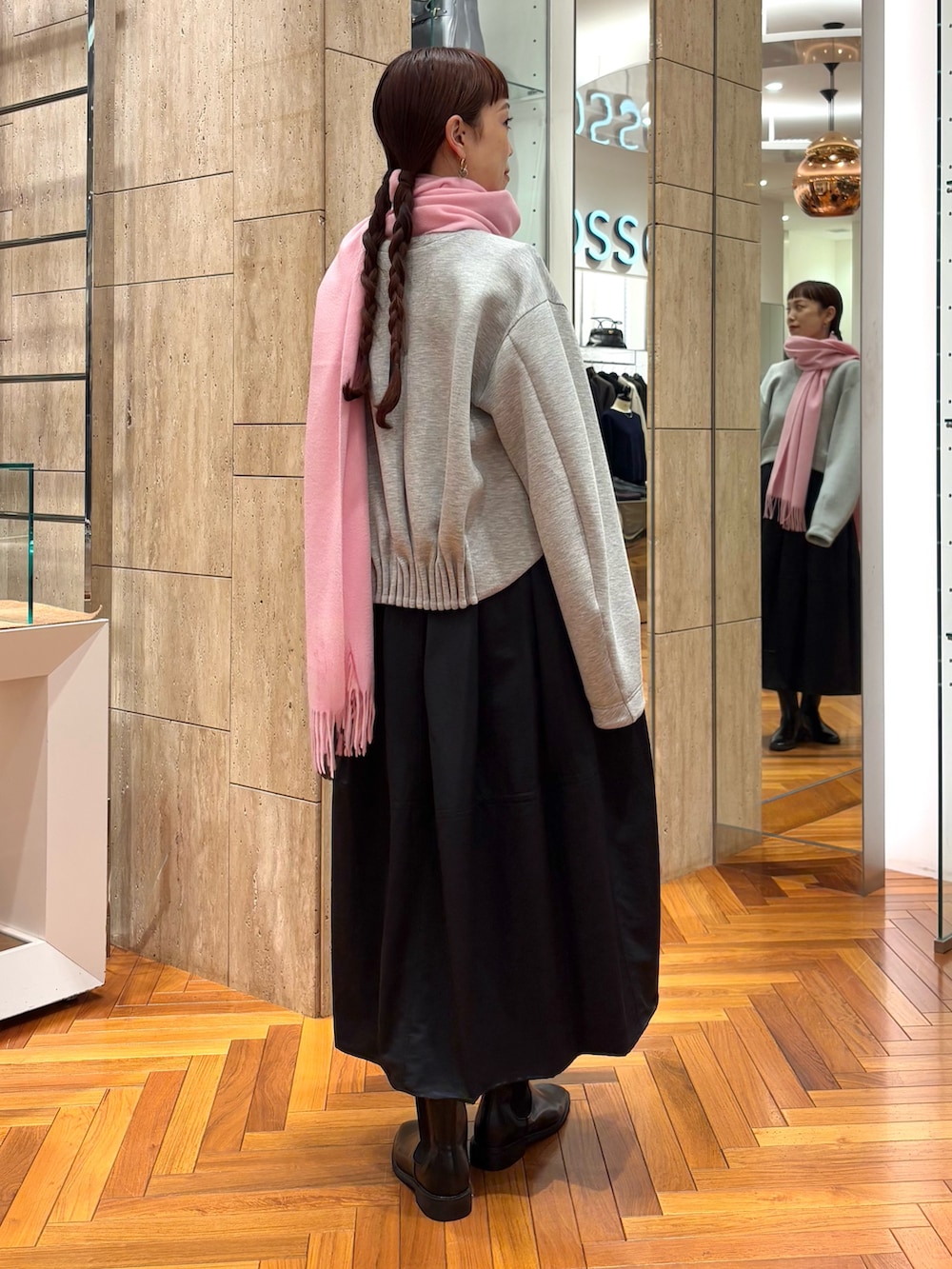 グレー系のTシャツ/カットソー、ブラック系のスカート、その他のハンドバッグを着用したレディースの秋コーディネートの3枚目の写真