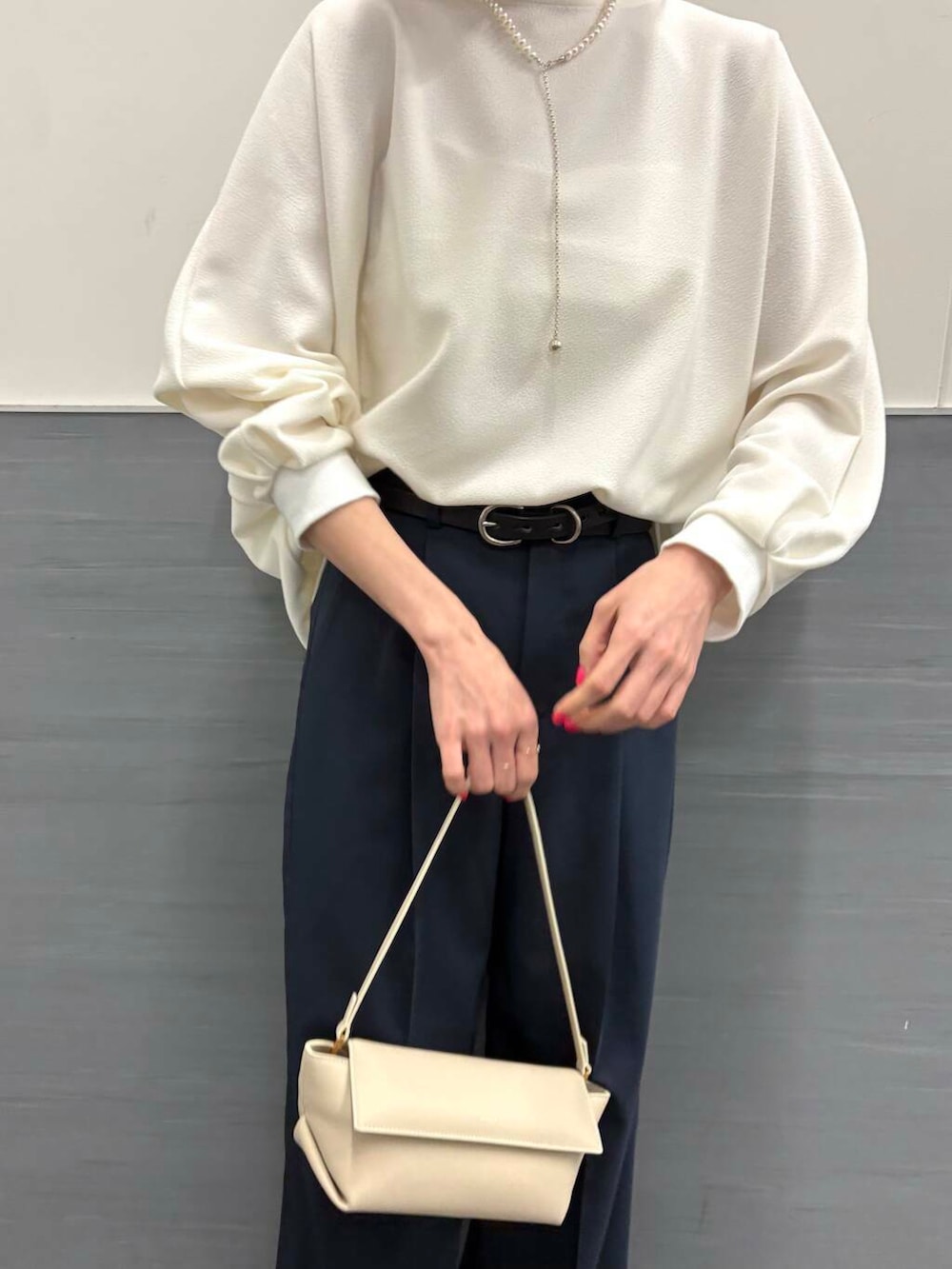 「ワイドパンツ、ジャケット、アウター、ブラウス、春コーデ、セレモニースタイル、春アウター、newarrival、ROSSO、オンオフ兼用、ショート丈アウター、骨格ウェーブ、30代前半、きれいめ、イエベ秋」|「URBAN RESEARCH ROSSO WOMENの『MADE IN JAPAN』オリジナルスウェードパンプス(パンプス、ブラウン系)」を使った、ayaka kawaharadaさん(レディース・164cm)の春コーディネートの8枚目の写真