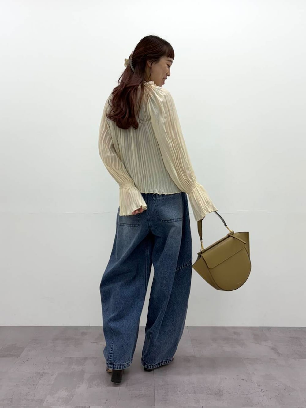 「大人カジュアル、デニム、カジュアル、きれいめカジュアル、ブラウス、なりたい今日になれる服、春コーデ、ROSSO、プリーツ、コクーンパンツ、urbanresearchrosso、トレンドコーデ、アーバンリサーチロッソ、ur_rosso、骨格ウェーブ」｜「URBAN RESEARCH ROSSO WOMENのコクーンフォルムデニムパンツ（デニムパンツ、ブルー系）」を使った、ayaka kawaharadaさん（レディース・164cm）の冬コーディネートの3枚目の写真