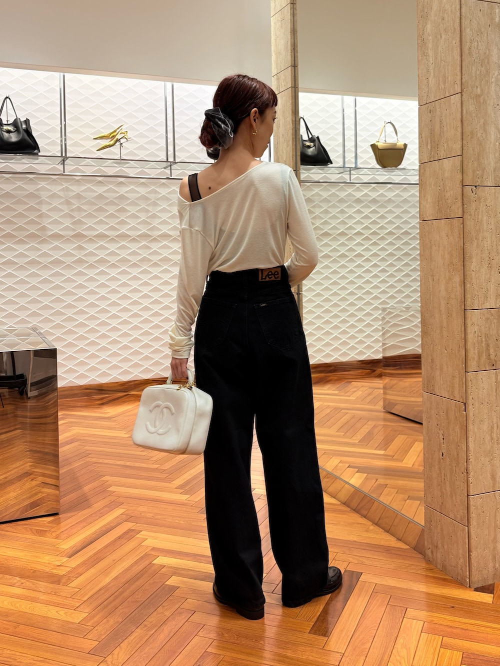 ホワイト系のTシャツ/カットソー、ブラック系のデニムパンツ、ブラック系のローファーを着用したレディースの秋コーディネートの3枚目の写真