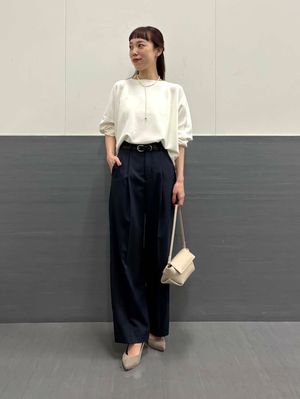 「ワイドパンツ、ジャケット、アウター、ブラウス、春コーデ、セレモニースタイル、春アウター、newarrival、ROSSO、オンオフ兼用、ショート丈アウター、骨格ウェーブ、30代前半、きれいめ、イエベ秋」|「URBAN RESEARCH ROSSO WOMENの『MADE IN JAPAN』オリジナルスウェードパンプス(パンプス、ブラウン系)」を使った、ayaka kawaharadaさん(レディース・164cm)の春コーディネートの4枚目の写真