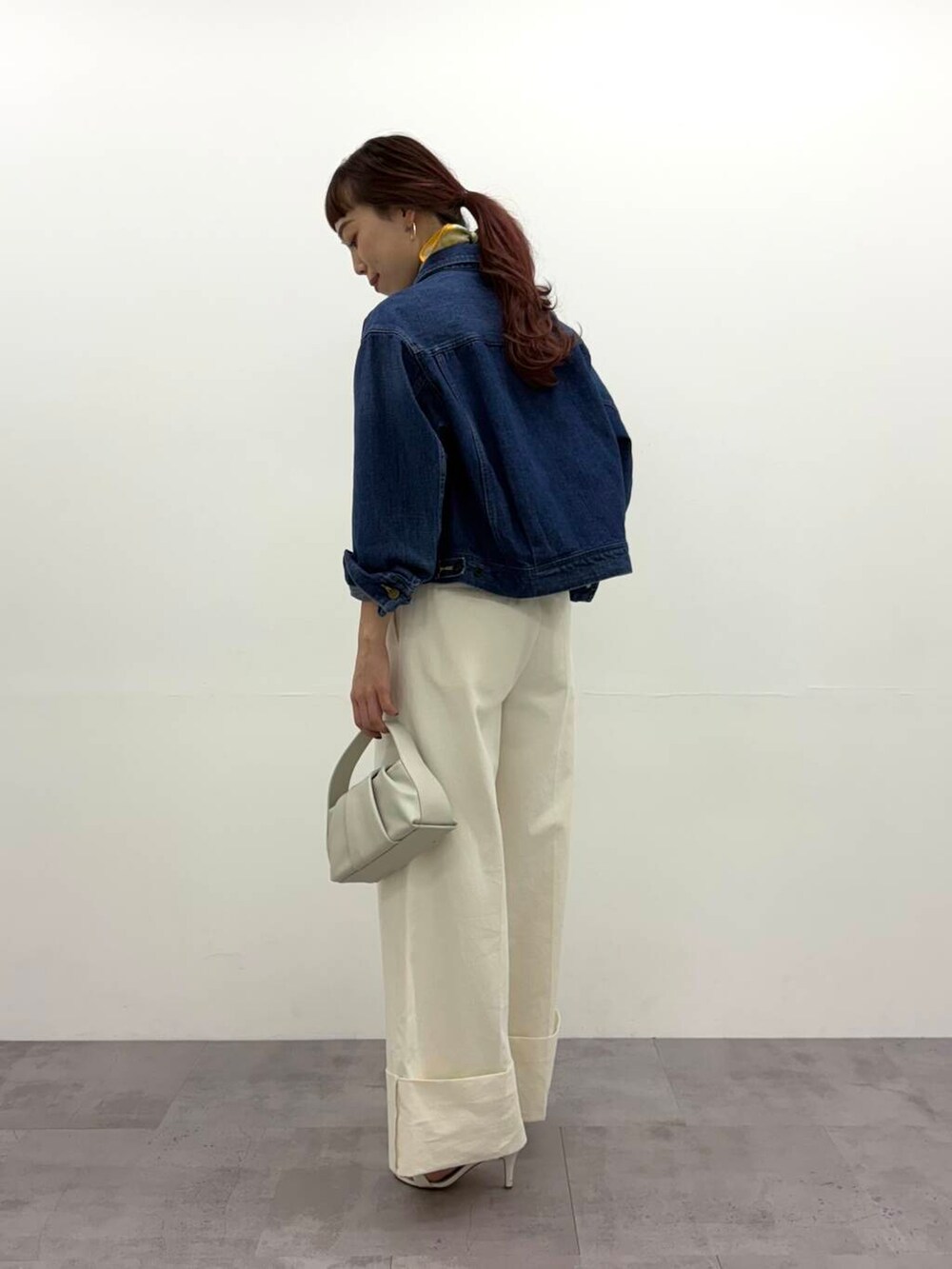 「lee、大人カジュアル、デニム、カジュアル、別注、きれいめカジュアル、なりたい今日になれる服、春コーデ、春アウター、ROSSO、Gジャン、デニムジャケット、urbanresearchrosso、トレンドコーデ、アーバンリサーチロッソ」｜「Leeの『別注』Lee101×ROSSO　SHORT JACKET（デニムジャケット、ブルー系）」を使った、ayaka kawaharadaさん（レディース・164cm）の冬コーディネートの4枚目の写真