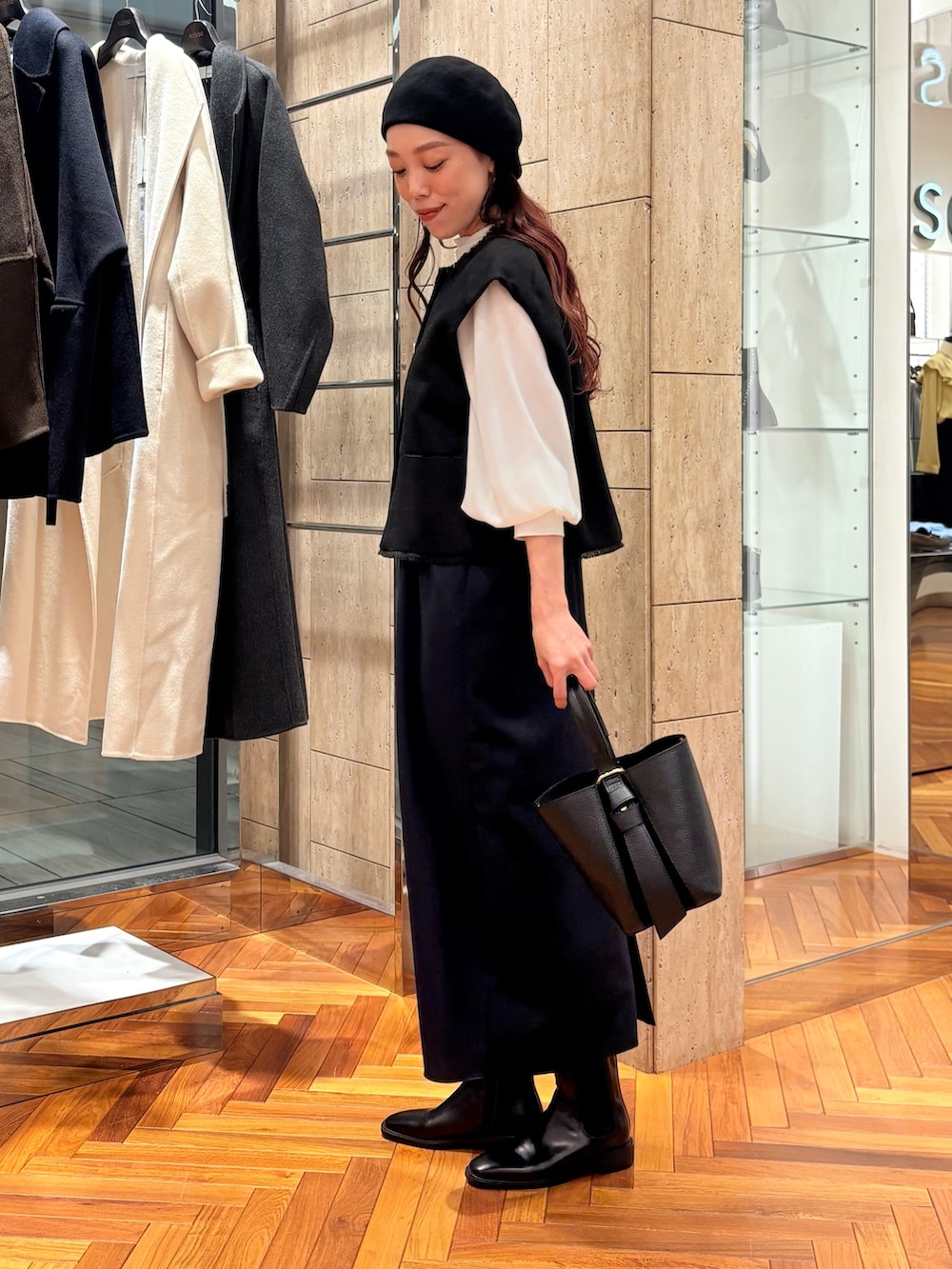 ブルー系のワンピース、ブラック系のブーツ、ホワイト系のシャツ/ブラウスを着用したレディースの秋コーディネートの2枚目の写真