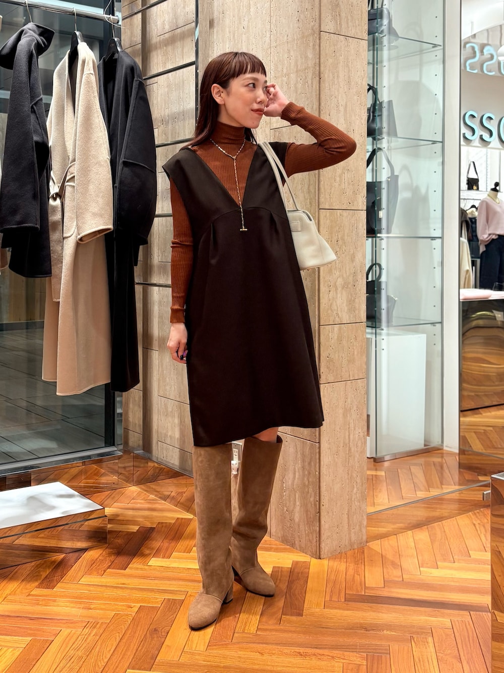 ブラウン系のワンピース、ブラウン系のニット/セーター、ブラウン系のブーツを着用したレディースの秋コーディネートの4枚目の写真