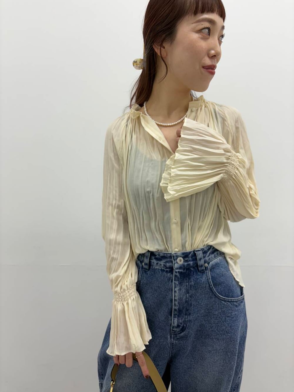 「大人カジュアル、デニム、カジュアル、きれいめカジュアル、ブラウス、なりたい今日になれる服、春コーデ、ROSSO、プリーツ、コクーンパンツ、urbanresearchrosso、トレンドコーデ、アーバンリサーチロッソ、ur_rosso、骨格ウェーブ」｜「URBAN RESEARCH ROSSO WOMENのコクーンフォルムデニムパンツ（デニムパンツ、ブルー系）」を使った、ayaka kawaharadaさん（レディース・164cm）の冬コーディネートの4枚目の写真