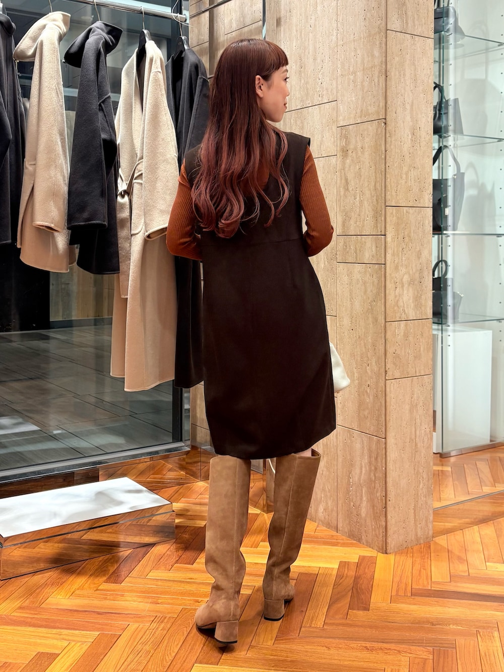 ブラウン系のワンピース、ブラウン系のニット/セーター、ブラウン系のブーツを着用したレディースの秋コーディネートの3枚目の写真