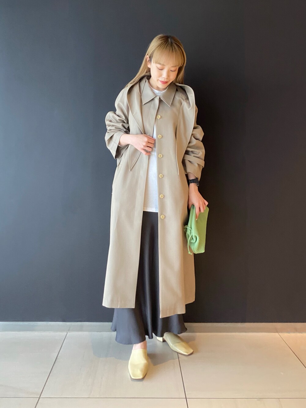 「URBAN RESEARCH、URBAN RESEARCH ROSSO、ROSSO、フードコート、フード、ウールコート、ベージュ、春アウター、SEEALL、アウター、スプリングコート、春、カジュアル、インポート」｜「SEEALLのアイテム（ジャケット/アウター、ベージュ系）」を使った、ayaka kawaharadaさん（レディース・164cm）の冬コーディネートの3枚目の写真
