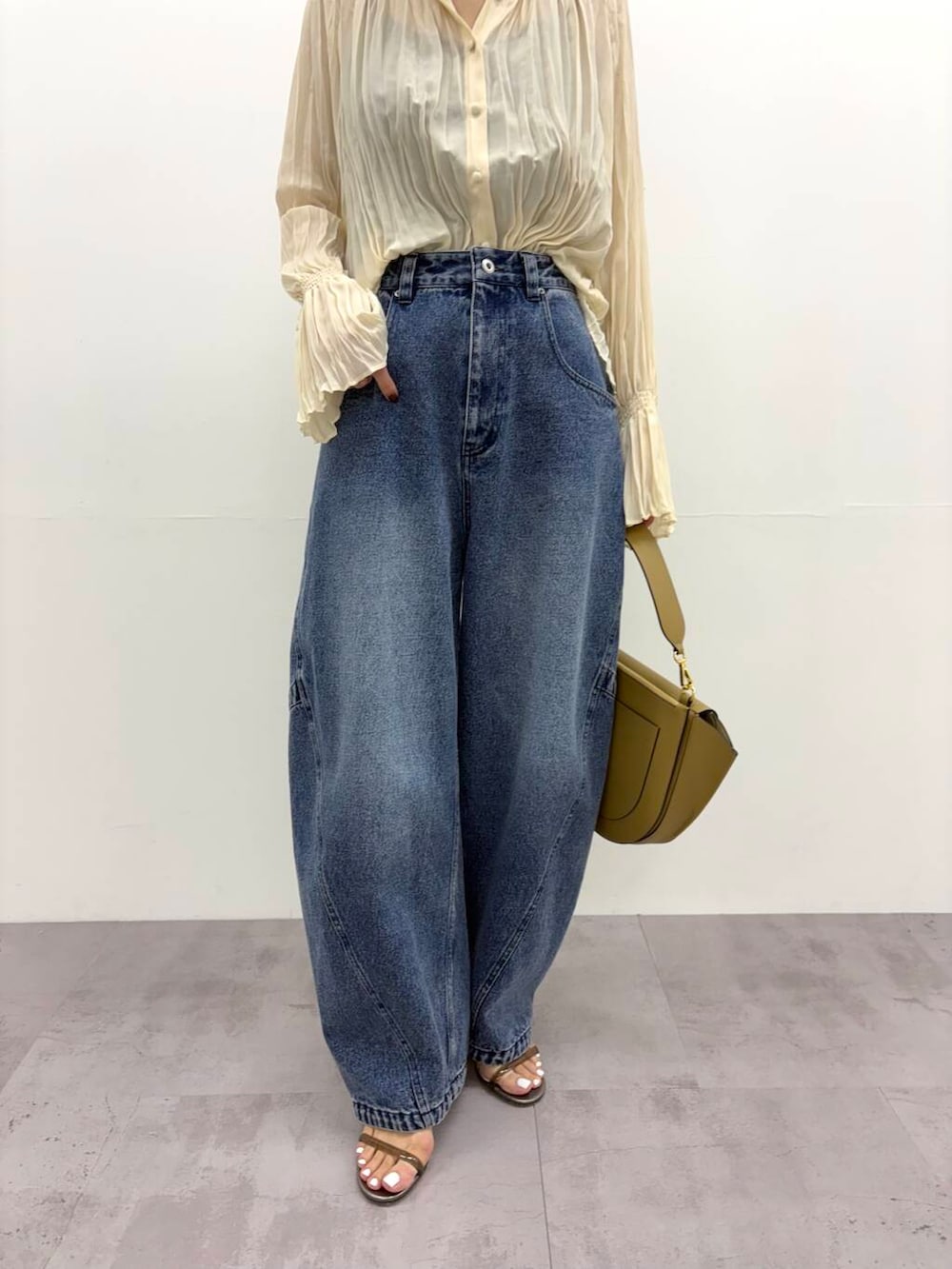 「大人カジュアル、デニム、カジュアル、きれいめカジュアル、ブラウス、なりたい今日になれる服、春コーデ、ROSSO、プリーツ、コクーンパンツ、urbanresearchrosso、トレンドコーデ、アーバンリサーチロッソ、ur_rosso、骨格ウェーブ」｜「URBAN RESEARCH ROSSO WOMENのコクーンフォルムデニムパンツ（デニムパンツ、ブルー系）」を使った、ayaka kawaharadaさん（レディース・164cm）の冬コーディネートの6枚目の写真