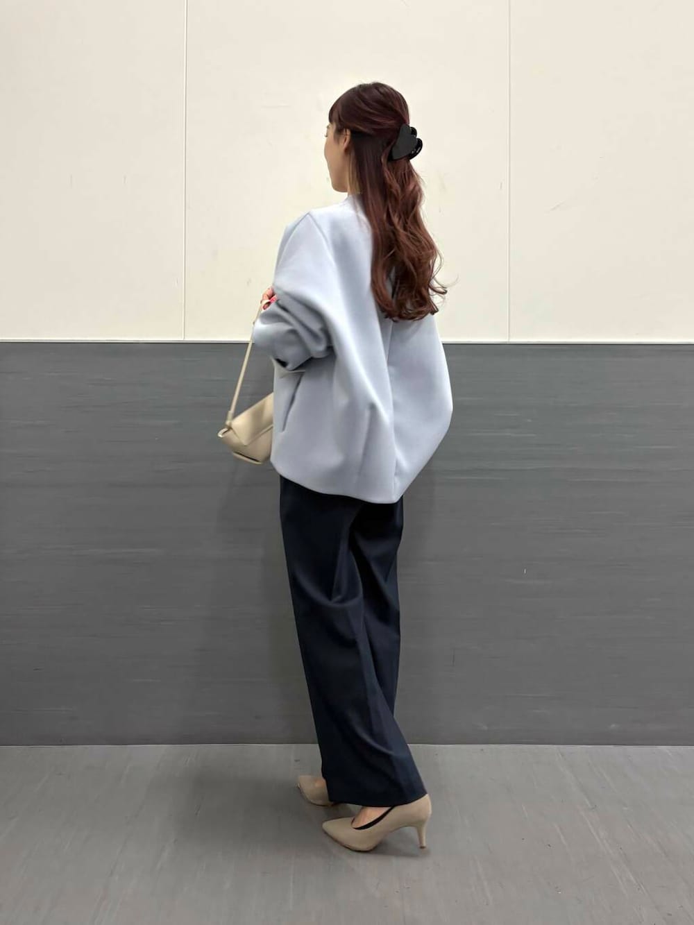 「ワイドパンツ、ジャケット、アウター、ブラウス、春コーデ、セレモニースタイル、春アウター、newarrival、ROSSO、オンオフ兼用、ショート丈アウター、骨格ウェーブ、30代前半、きれいめ、イエベ秋」|「URBAN RESEARCH ROSSO WOMENの『MADE IN JAPAN』オリジナルスウェードパンプス(パンプス、ブラウン系)」を使った、ayaka kawaharadaさん(レディース・164cm)の春コーディネートの3枚目の写真