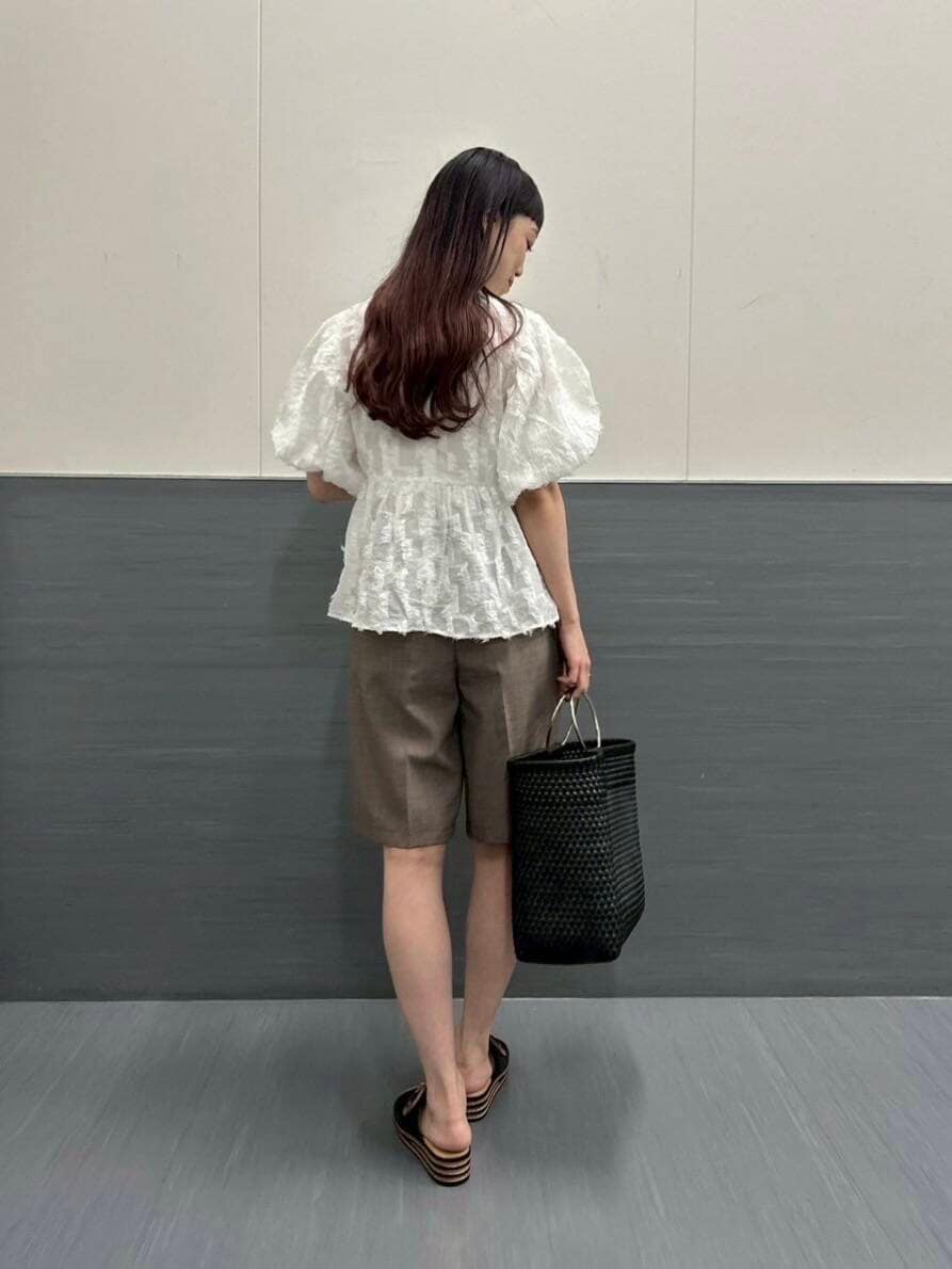 「大人カジュアル、きれいめカジュアル、ブラウス、シアー、newarrival、ハーフパンツ、ROSSO、ジャガード、オンオフ兼用、骨格ウェーブ、30代前半、きれいめ、イエベ秋、ウェーブ×イエベ秋、明日着たい服」｜「URBAN RESEARCH ROSSO WOMENのリネンライクハーフパンツ（その他パンツ、ブラウン系）」を使った、ayaka kawaharadaさん（レディース・164cm）の夏コーディネートの3枚目の写真