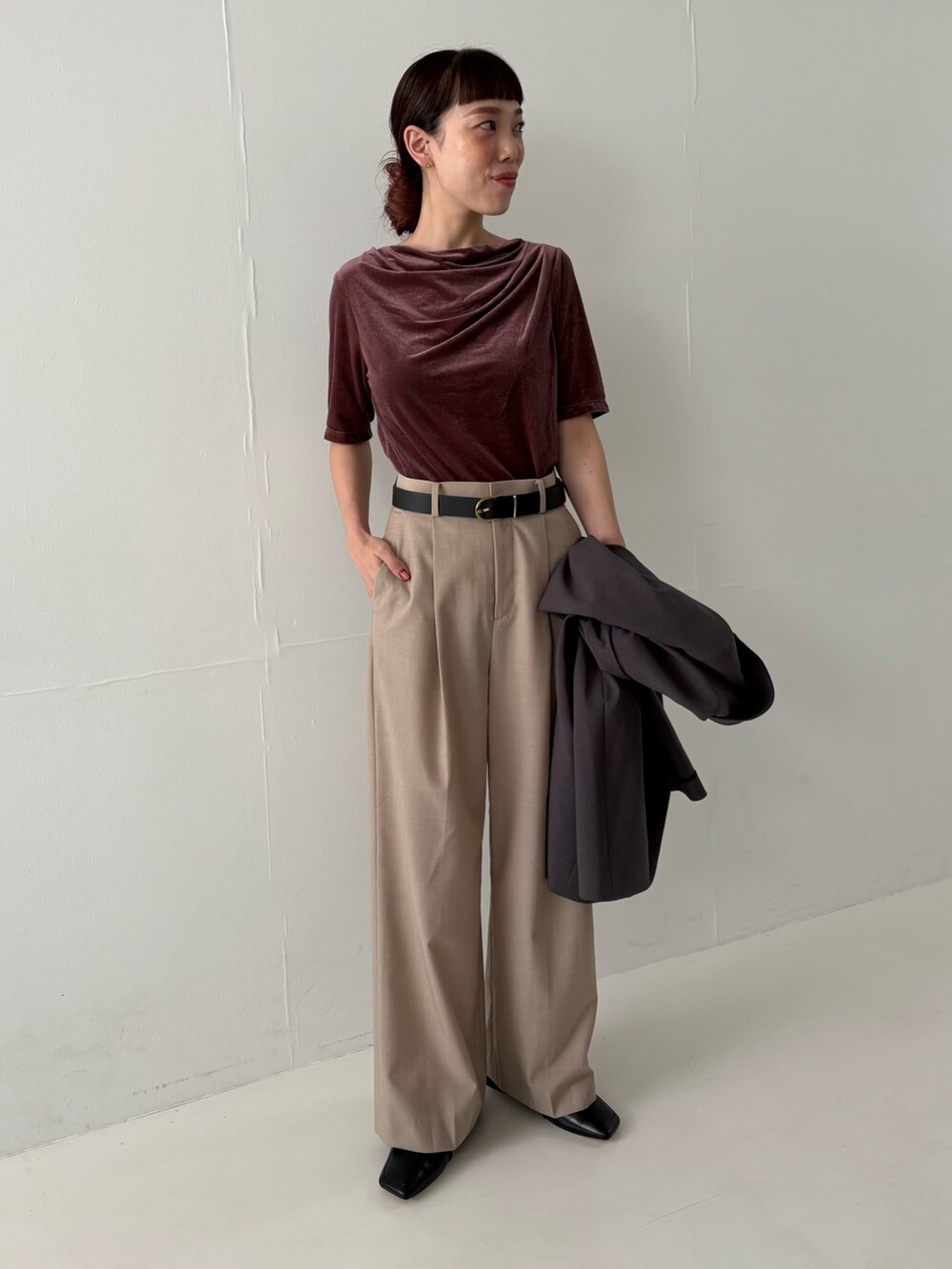 グレー系のその他アウター、レッド系のTシャツ/カットソー、ベージュ系のその他パンツを着用したレディースの秋コーディネートの5枚目の写真