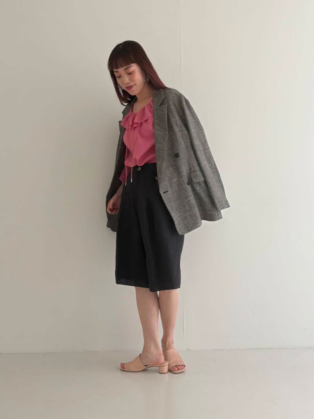 「大人カジュアル、ジャケット、カジュアル、アウター、きれいめカジュアル、ブラウス、シアー、春コーデ、春アウター、newarrival、ハーフパンツ、ROSSO、urbanresearchrosso、オンオフ兼用、骨格ウェーブ」｜「URBAN RESEARCH ROSSO WOMENのカラミダブルジャケット（その他アウター、ブラック系）」を使った、ayaka kawaharadaさん（レディース・164cm）の冬コーディネートの2枚目の写真