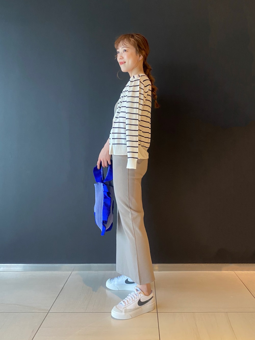 「URBAN RESEARCH、URBAN RESEARCH ROSSO、summer、夏コーデ、スニーカー、ニットワンピース、差し色、カーディガン、カーディガン肩かけ、ボーダー、カジュアル、カジュアルコーデ、おでかけ、sporty、ビタミンカラー」｜「URBAN RESEARCH ROSSO WOMENのアイテム（ワンピース/ドレス、ベージュ系）」を使った、ayaka kawaharadaさん（レディース・164cm）の夏コーディネートの2枚目の写真