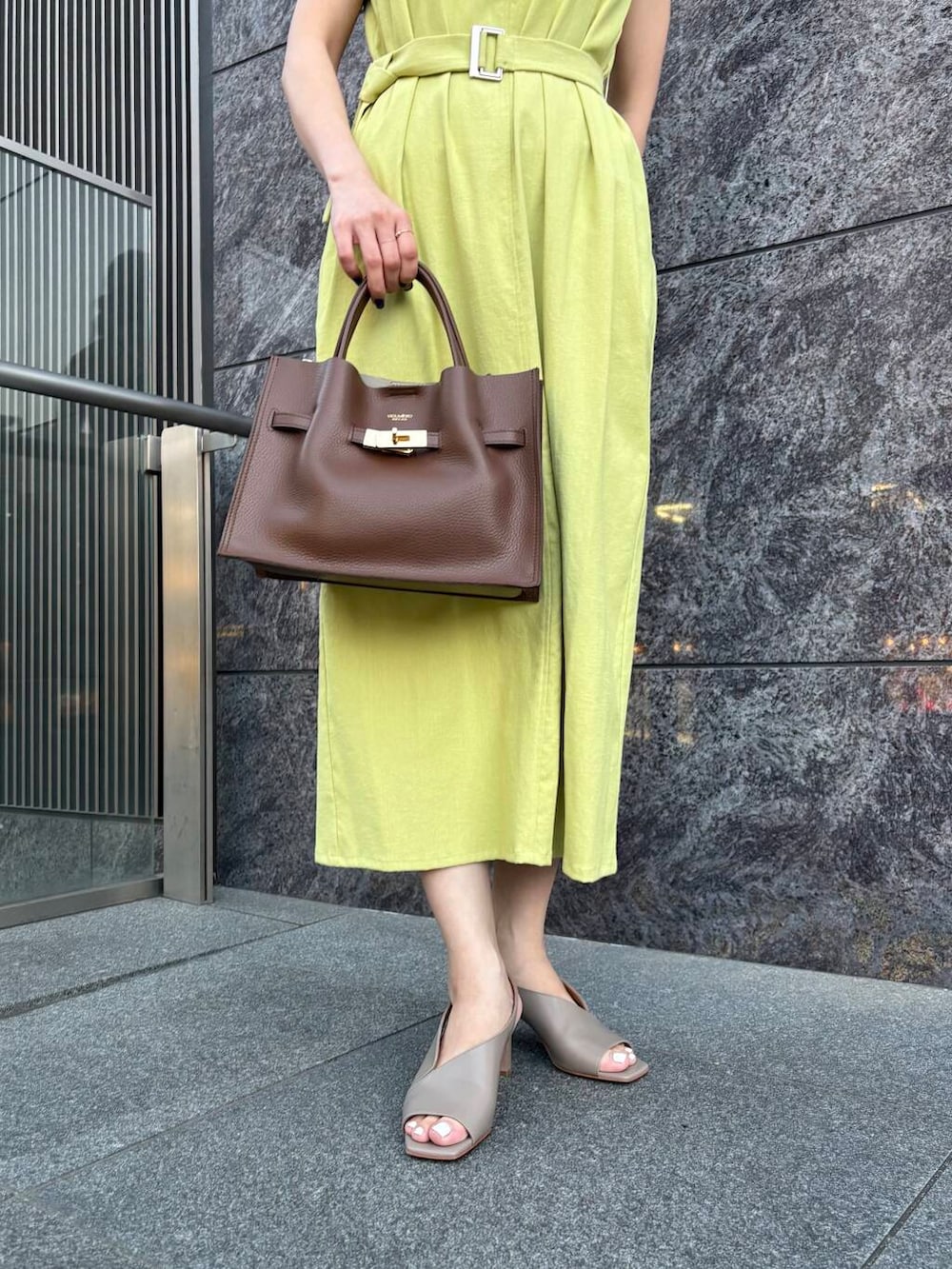 ayaka kawaharadaさんの「接触冷感リネン混ストレートワンピース（URBAN RESEARCH ROSSO WOMEN）」を使ったコーディネートの6枚目の写真