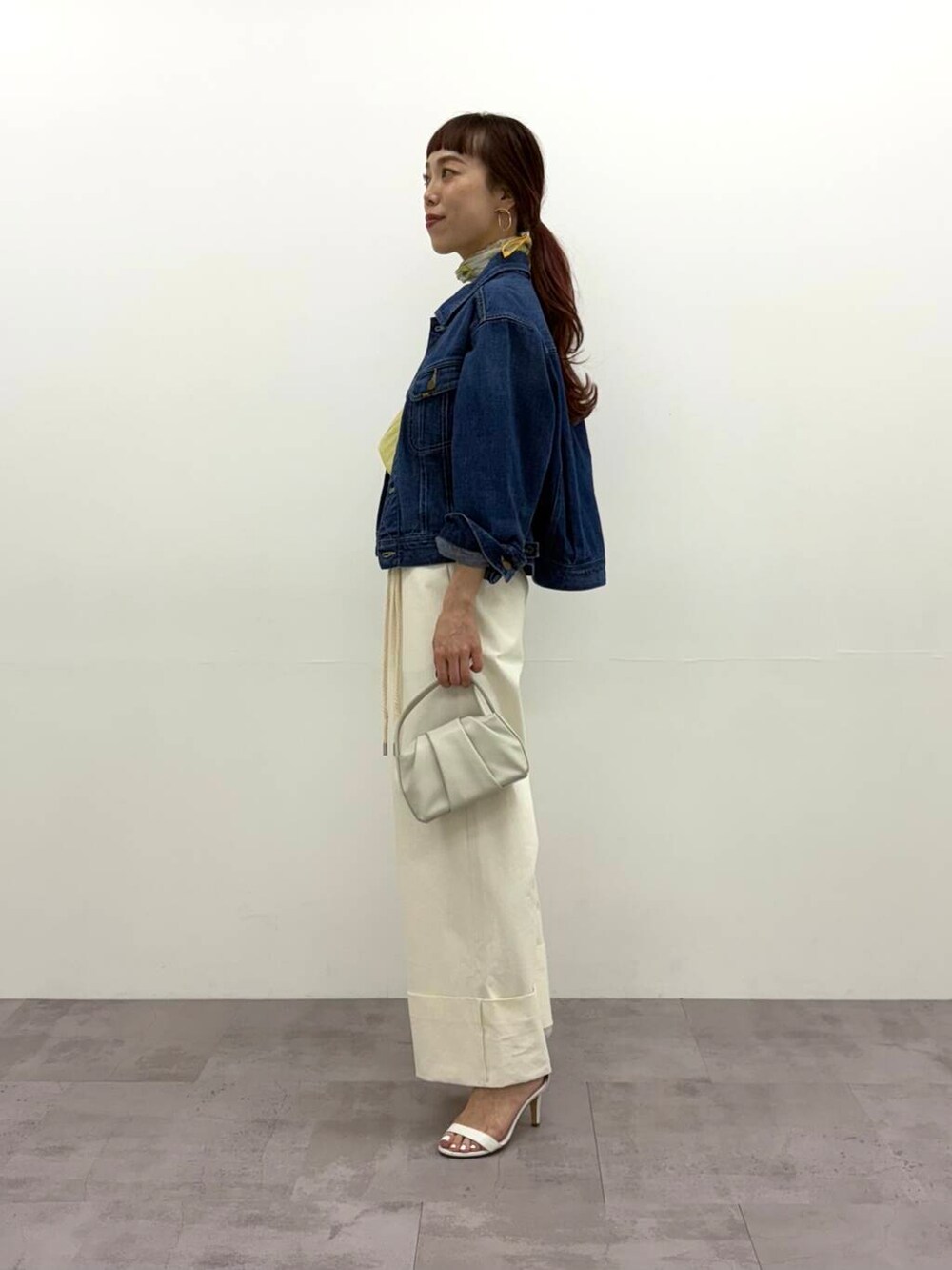 「lee、大人カジュアル、デニム、カジュアル、別注、きれいめカジュアル、なりたい今日になれる服、春コーデ、春アウター、ROSSO、Gジャン、デニムジャケット、urbanresearchrosso、トレンドコーデ、アーバンリサーチロッソ」｜「Leeの『別注』Lee101×ROSSO　SHORT JACKET（デニムジャケット、ブルー系）」を使った、ayaka kawaharadaさん（レディース・164cm）の冬コーディネートの3枚目の写真