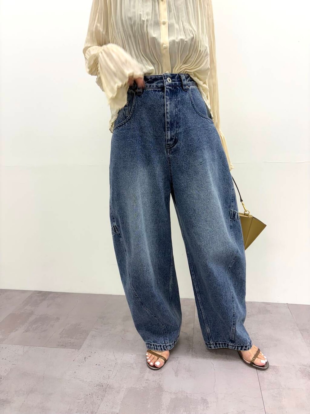 「大人カジュアル、デニム、カジュアル、きれいめカジュアル、ブラウス、なりたい今日になれる服、春コーデ、ROSSO、プリーツ、コクーンパンツ、urbanresearchrosso、トレンドコーデ、アーバンリサーチロッソ、ur_rosso、骨格ウェーブ」｜「URBAN RESEARCH ROSSO WOMENのコクーンフォルムデニムパンツ（デニムパンツ、ブルー系）」を使った、ayaka kawaharadaさん（レディース・164cm）の冬コーディネートの7枚目の写真