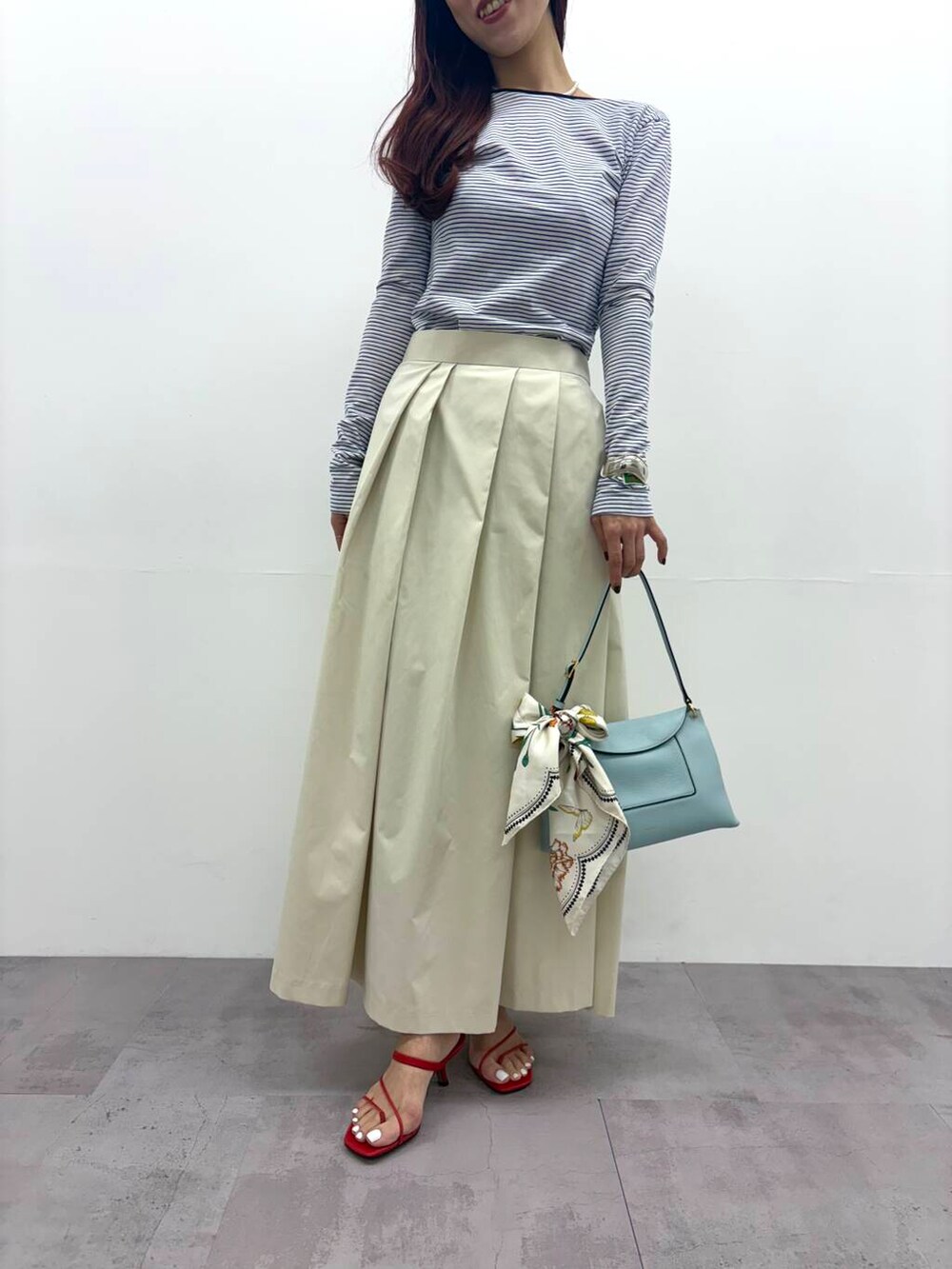「大人カジュアル、カジュアル、きれいめカジュアル、ロンT、ボーダー、なりたい今日になれる服、春コーデ、ROSSO、urbanresearchrosso、バックオープン、トレンドコーデ、アーバンリサーチロッソ、ur_rosso、骨格ウェーブ、30代前半」｜「URBAN RESEARCH ROSSO WOMENのGREEN BUTTER　Two-way Stripe Patch T-shirts（Tシャツ/カットソー、ブルー系）」を使った、ayaka kawaharadaさん（レディース・164cm）の冬コーディネートの6枚目の写真