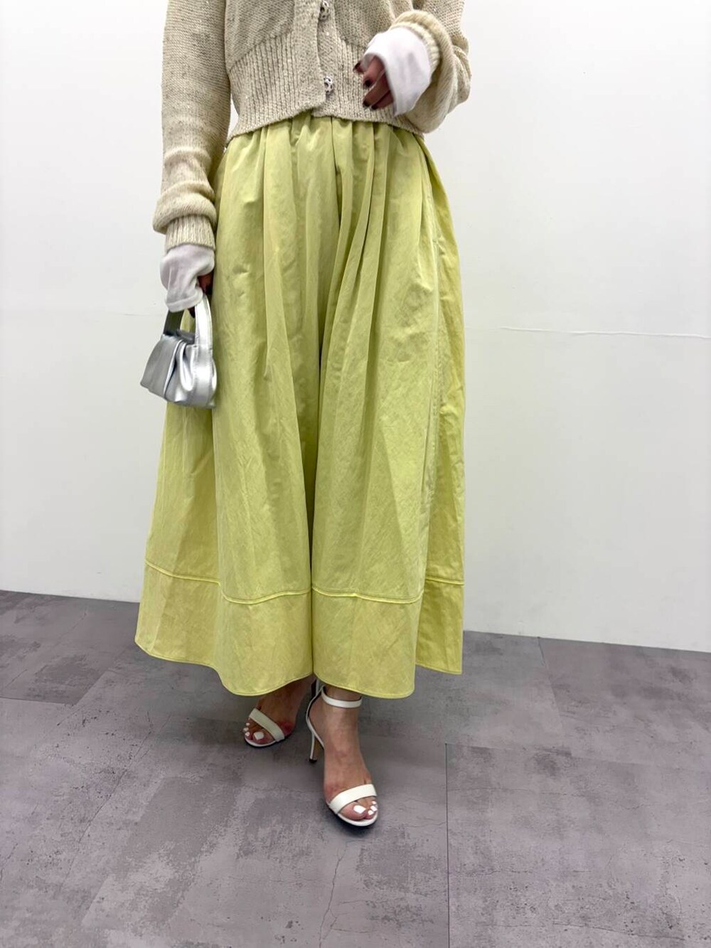 「カーディガン、大人カジュアル、フレアスカート、きれいめカジュアル、ショート丈、シアー、春コーデ、newarrival、ROSSO、urbanresearchrosso、ショートカーディガン、オンオフ兼用、骨格ウェーブ、30代前半、イエベ秋」｜「URBAN RESEARCH ROSSO WOMENのラメミックスショートカーディガン（カーディガン/ボレロ、ホワイト系）」を使った、ayaka kawaharadaさん（レディース・164cm）の冬コーディネートの6枚目の写真