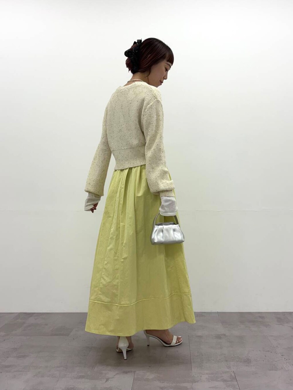 「カーディガン、大人カジュアル、フレアスカート、きれいめカジュアル、ショート丈、シアー、春コーデ、newarrival、ROSSO、urbanresearchrosso、ショートカーディガン、オンオフ兼用、骨格ウェーブ、30代前半、イエベ秋」｜「URBAN RESEARCH ROSSO WOMENのラメミックスショートカーディガン（カーディガン/ボレロ、ホワイト系）」を使った、ayaka kawaharadaさん（レディース・164cm）の冬コーディネートの3枚目の写真